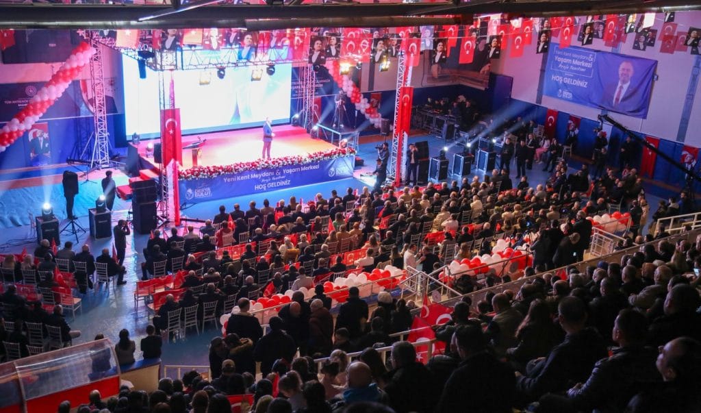 Kırklareli Belediyesi dev projesini tanıttı! Kırklareli Yeni Kent Meydanı ve Yaşam Merkezi için geri sayım başladı. Vali Uğur Turan'ın da katıldığı gecede projenin ismini halkın koyacağı açıklandı.