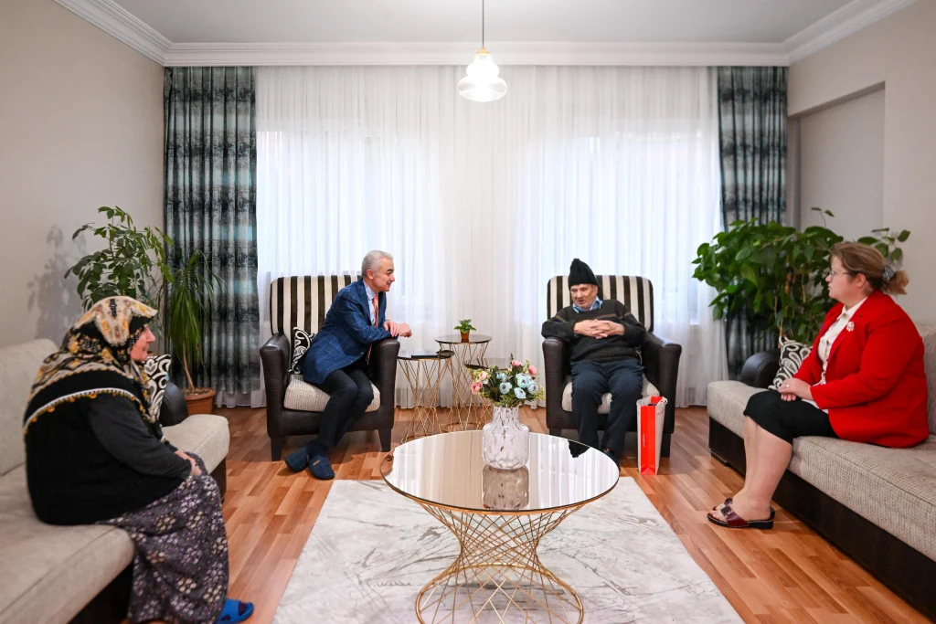 Kırklareli Valisi, Sağlık Müdürü ve ev sahibi aile, "Sağlıklı Türkiye Yüzyılı" vizyonu kapsamında gerçekleşen hane ziyaretinde bir arada.