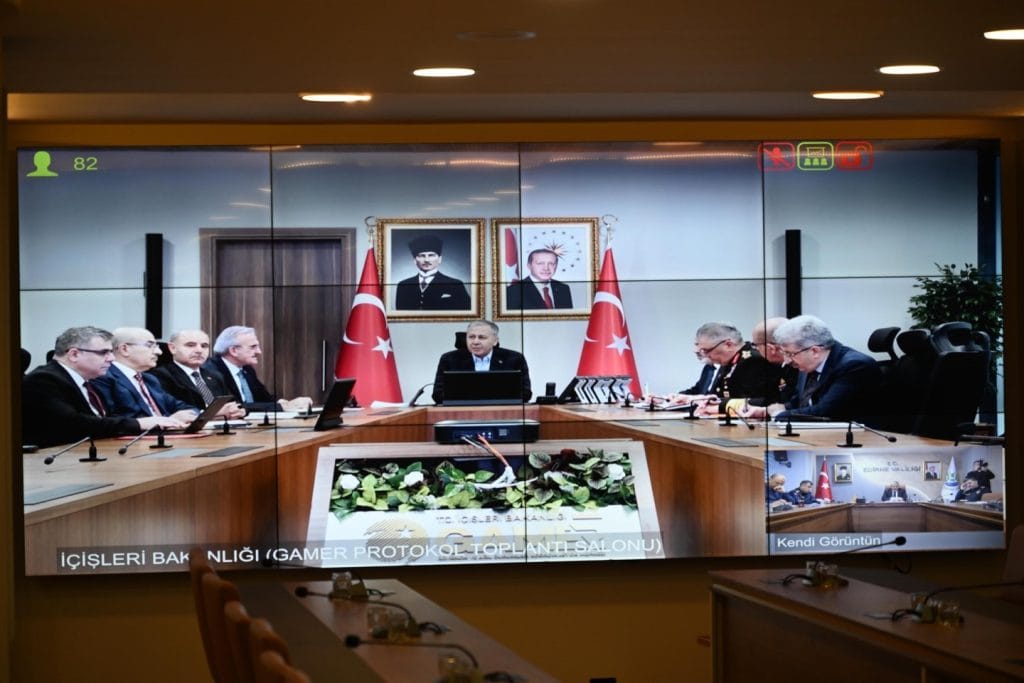 Edirne Valisi Yunus Sezer, İçişleri Bakanı Ali Yerlikaya başkanlığındaki güvenlik koordinasyon toplantısına katıldı. Edirne Valiliği'nden yapılan açıklamada 81 ilin katıldığı VKS toplantısının detayları haberimizde.
