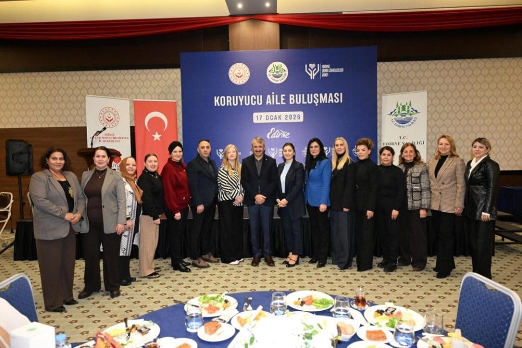 Edirne Valisi Yunus Sezer, koruyucu ailelerle tek tek ilgilenerek devletin şefkatli yüzünü hissettirdi.