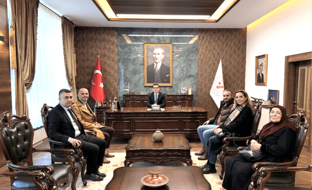 Ezine Kaymakamı Yusuf Kaptanoğlu, eğitim gönüllüleri ile bir araya geldi. Ziyarette köy okulları için yapılacak projeler ve dayanışma faaliyetleri konuşuldu.
