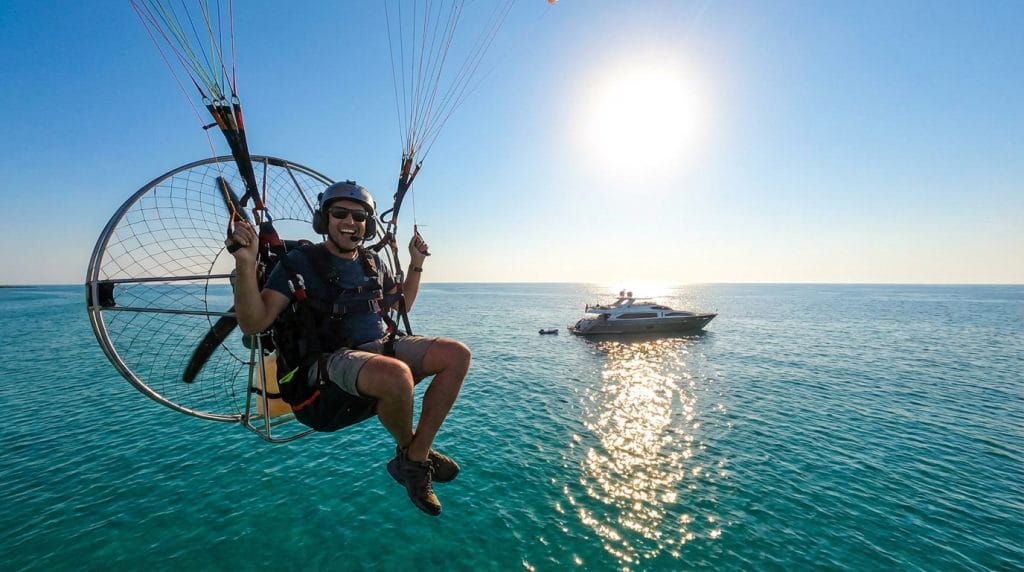 Rüyada uçtuğunu görmek ne anlama gelir? İslami kaynaklara göre kanatsız uçmak, uçakla uçmak ve yükselmek tabirleri. İbn-i Sirin ve psikolojik yorumlar için tıklayın.