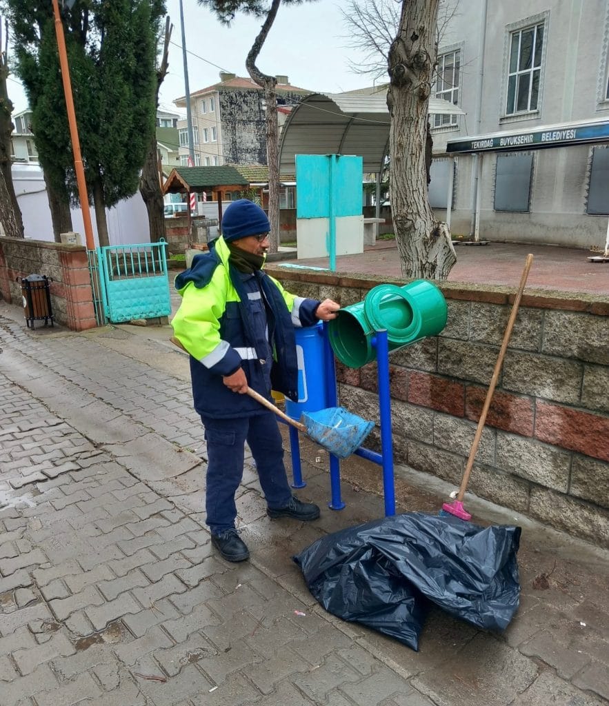 Muratlı Belediyesi'nden çevre atağı! İlçe genelinde Muratlı temizlik çalışmaları hız kazandı. İnşaat atıkları toplandı, bozuk konteynerler yenilendi. Detaylar için tıklayın.