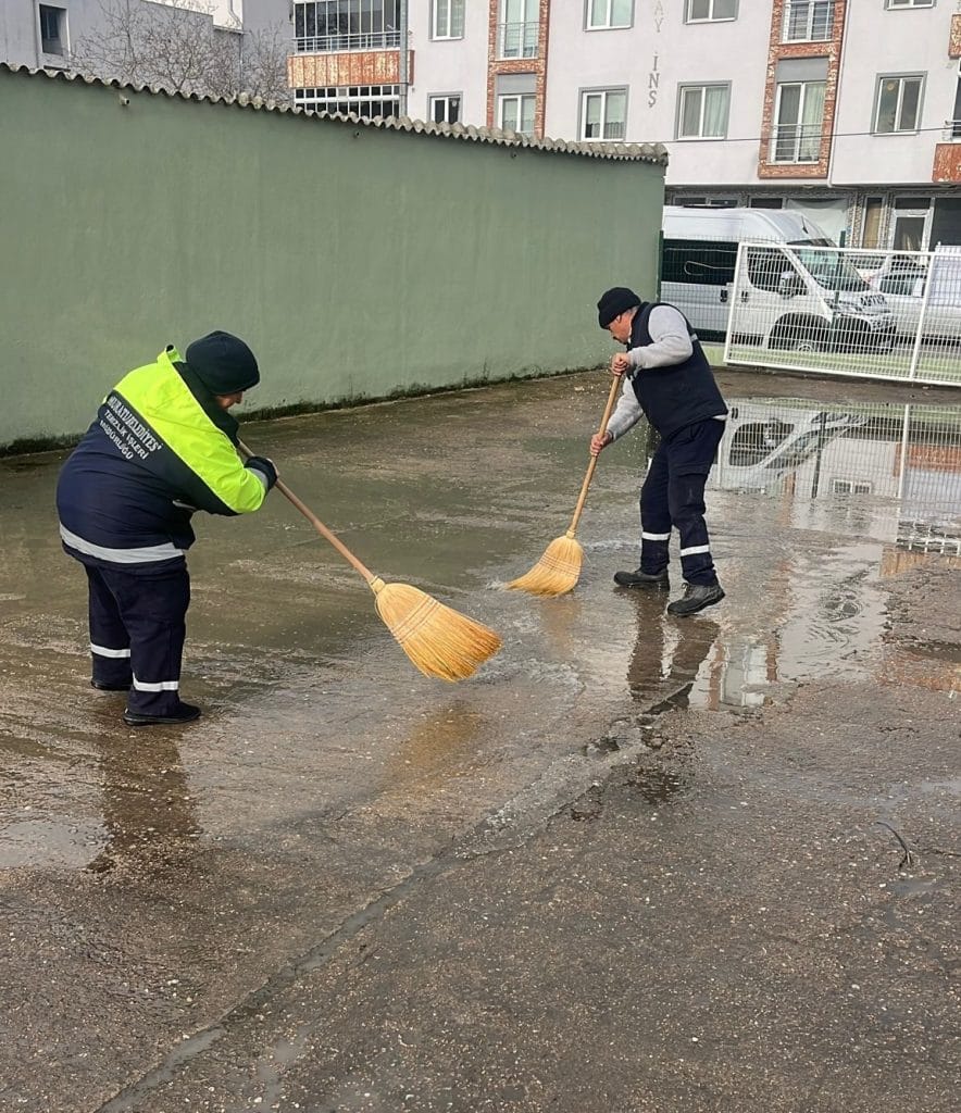Muratlı Belediyesi'nden çevre atağı! İlçe genelinde Muratlı temizlik çalışmaları hız kazandı. İnşaat atıkları toplandı, bozuk konteynerler yenilendi. Detaylar için tıklayın.