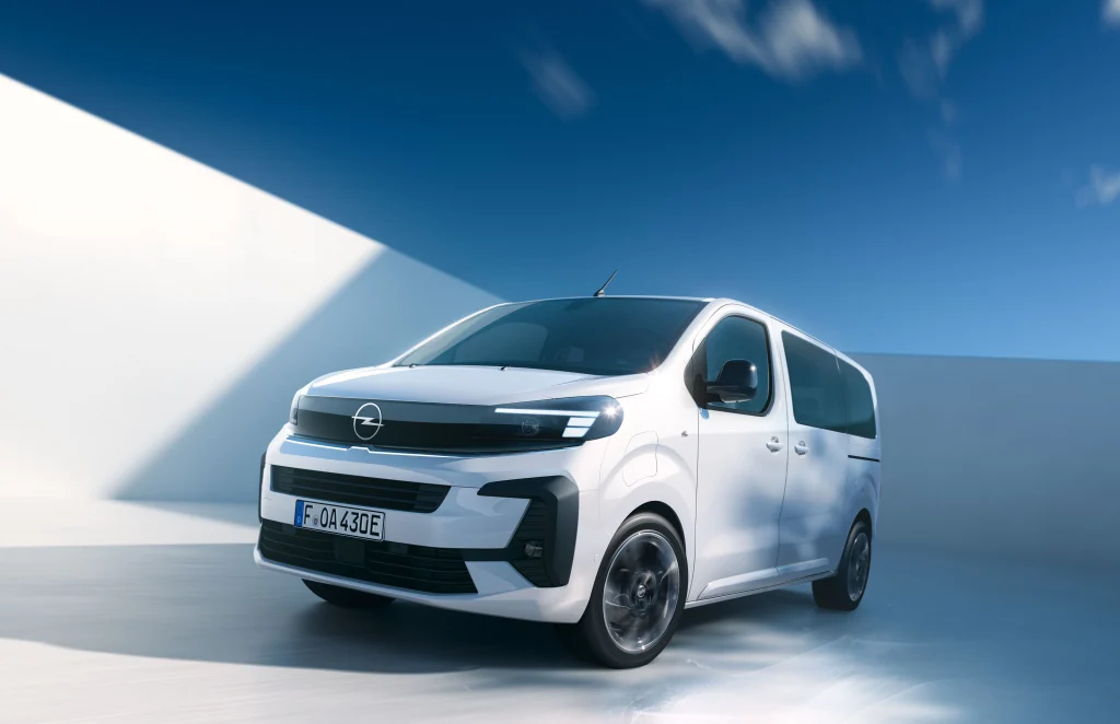 Mavi gökyüzü temalı stüdyo ortamında sergilenen beyaz renkli yeni Opel Zafira hafif ticari araç modelinin önden görünümü.