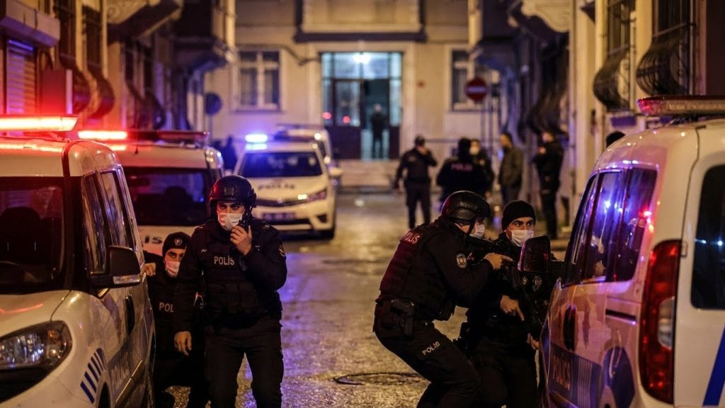 Tekirdağ Emniyet Müdürlüğü ekipleri, uyuşturucu, cinayet ve yağma suçlarından aranan şahıslara yönelik dev bir operasyon gerçekleştirdi. 29 yıl hapis cezasıyla aranan firari dahil çok sayıda suçlu yakalandı. 