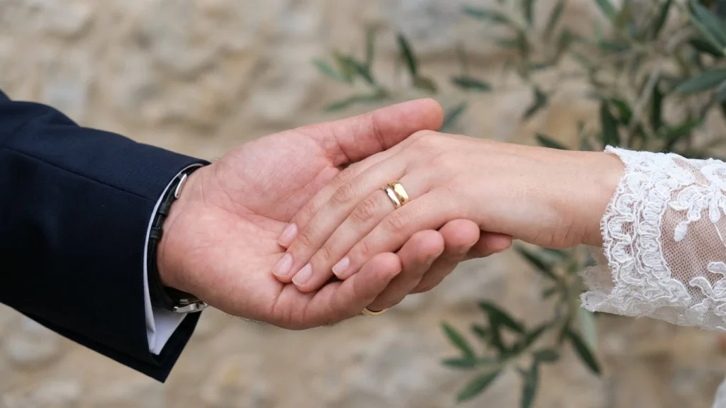 Rüyada evlenen bir çift görmek, kısmet, birliktelik ve kaderle ilişkilendirilir. El ele görüntünün rüya tabirindeki anlamını öğrenin.