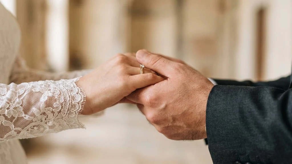 Rüyada evlilikte el ele tutuşmak, güven, sadakat ve ortak bir yolculuğun habercisi olarak yorumlanır. Rüyanın detaylı anlamı.