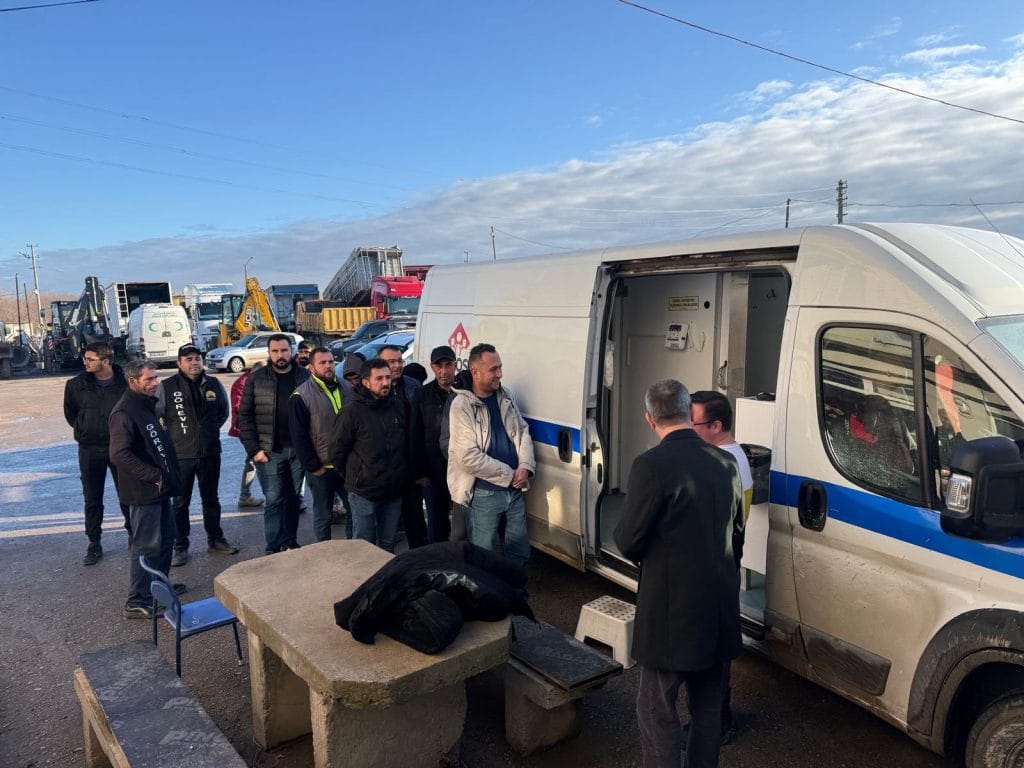 Çorlu'da işçilere yönelik mobil sağlık aracı ile kapsamlı sağlık taraması yapıldı. Solunum fonksiyon testleri ve kan tahlilleri gibi iş sağlığı ve güvenliği kontrolleri sahada, uzman ekipler tarafından gerçekleştirildi. Detaylar ve fotoğraflar haberimizde