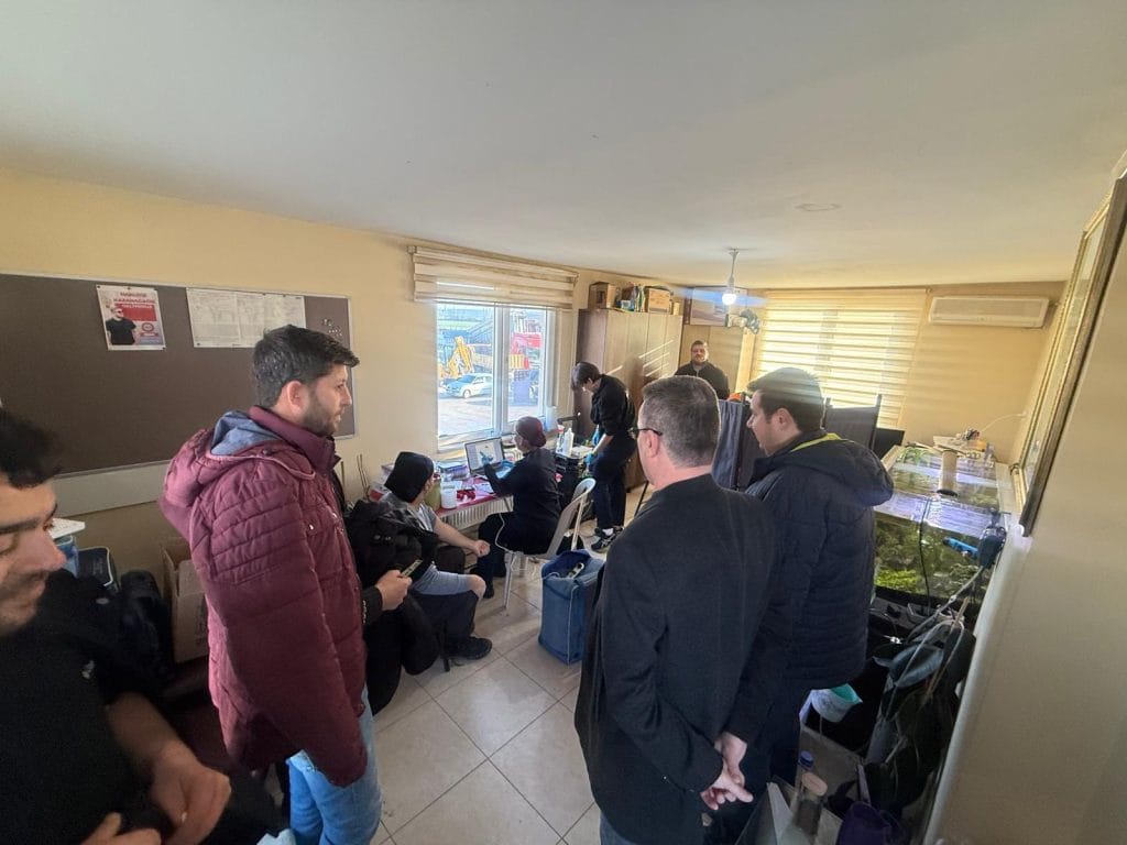 Çorlu'da işçilere yönelik mobil sağlık aracı ile kapsamlı sağlık taraması yapıldı. Solunum fonksiyon testleri ve kan tahlilleri gibi iş sağlığı ve güvenliği kontrolleri sahada, uzman ekipler tarafından gerçekleştirildi. Detaylar ve fotoğraflar haberimizde