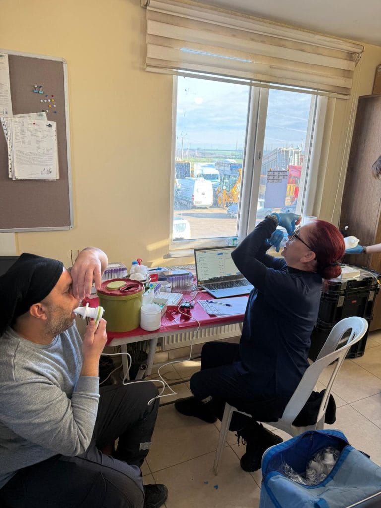 Çorlu'da işçilere yönelik mobil sağlık aracı ile kapsamlı sağlık taraması yapıldı. Solunum fonksiyon testleri ve kan tahlilleri gibi iş sağlığı ve güvenliği kontrolleri sahada, uzman ekipler tarafından gerçekleştirildi. Detaylar ve fotoğraflar haberimizde