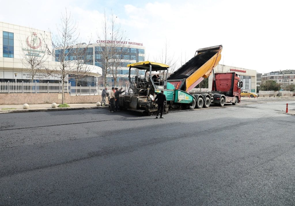 Çerkezköy'de yol çilesi bitiyor. Fatih Mahallesi Üzümlü Sokak'ta sıcak asfalt çalışmaları başladı. Çerkezköy Belediyesi'nin altyapı hamlesi ve detaylar haberimizde.