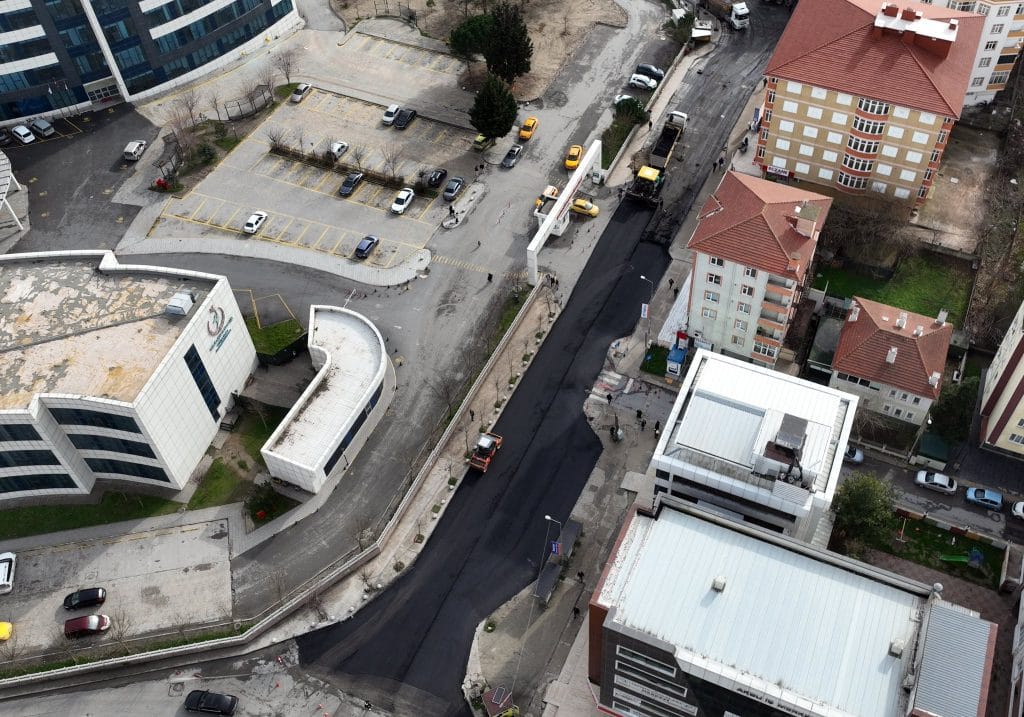 Çerkezköy'de yol çilesi bitiyor. Fatih Mahallesi Üzümlü Sokak'ta sıcak asfalt çalışmaları başladı. Çerkezköy Belediyesi'nin altyapı hamlesi ve detaylar haberimizde.