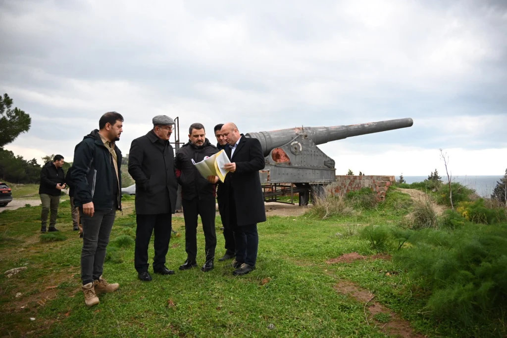 Çanakkale Valisi Ömer Toraman ve Tarihi Alan Başkanı İsmail Kaşdemir, Anadolu yakasındaki Çanakkale Savaş Alanları'nı gezerken.
