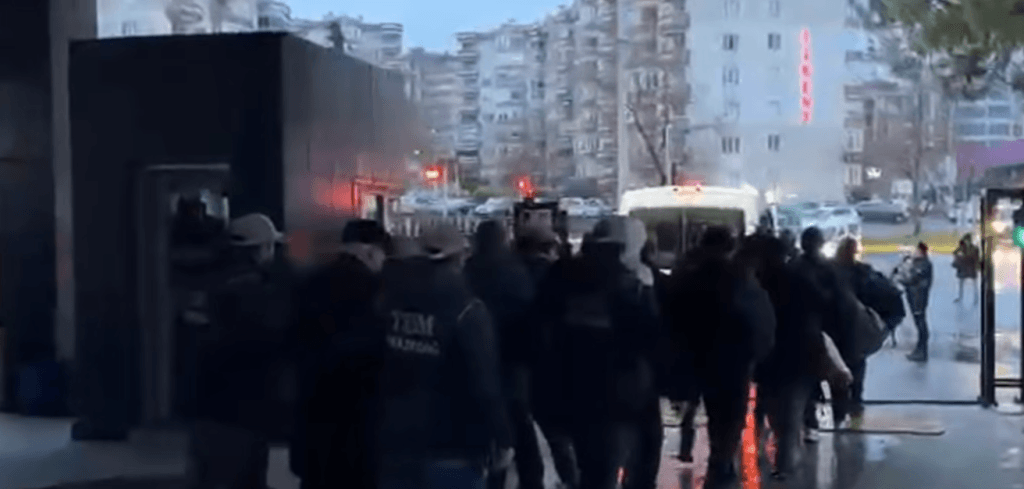 Tekirdağ Emniyet Müdürlüğü TEM ekipleri tarafından yakalanan FETÖ şüphelilerinin ve organizatörlerin emniyete getiriliş anı.