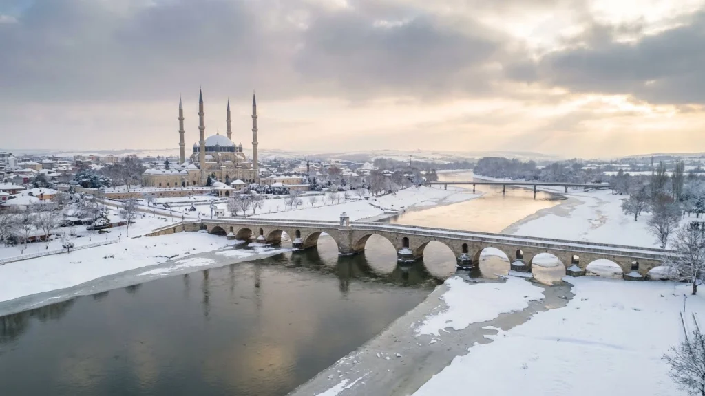 Trakya yıllar sonra hasret kaldığı beyaz örtüyle buluştu! Kar yağışı sadece görsel bir şölen sunmakla kalmadı; kuruyan barajlara can suyu, kirli havaya ise nefes oldu. İşte "beyaz bereketin" bölgemize getirdiği hayati faydalar...
