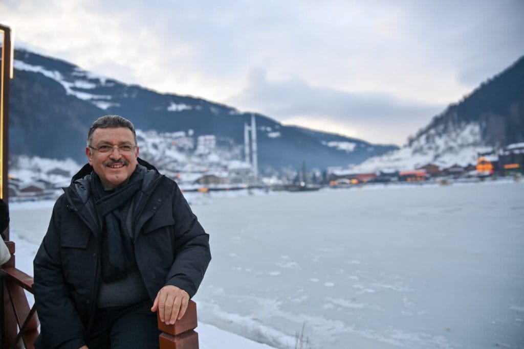 Trabzon Uzungöl'de düzenlenen ilk Kış Festivali'nde 6 bin kişiyle horon rekoru kırıldı. Başkan Ahmet Metin Genç'in "gelenekselleşecek" müjdesi ve festivalden renkli detaylar haberimizde.