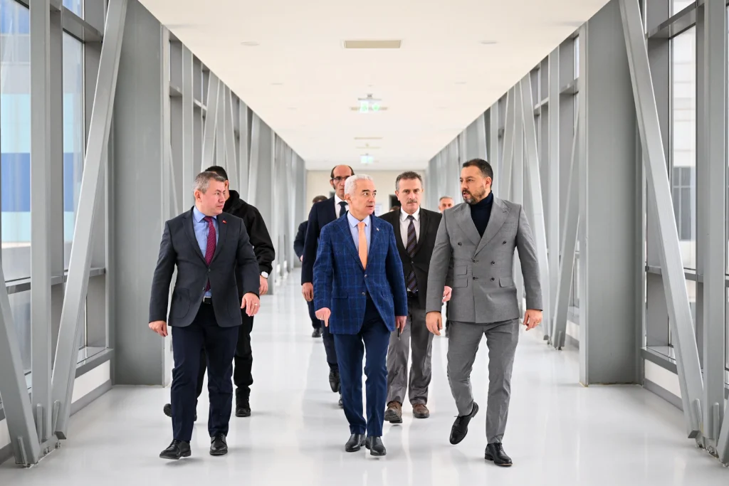 Kırklareli Valisi Uğur Turan, Kırklareli OSB'de faaliyet gösteren Sanset Gıda'yı ziyaret etti. Üretim bantlarını gezen ve işçilerle buluşan Vali Turan, "Sanayiyle kalkınan, istihdamla güçlenen bir şehiriz" mesajı verdi.