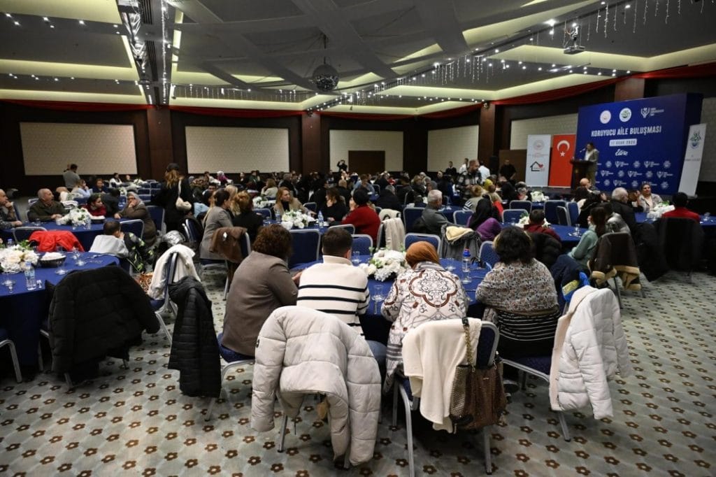 Vali Yunus Sezer ve eşi Canan Sezer, Edirne Şehir Gönüllüleri Vakfı destekleriyle düzenlenen anlamlı programda aileleri yalnız bırakmadı.