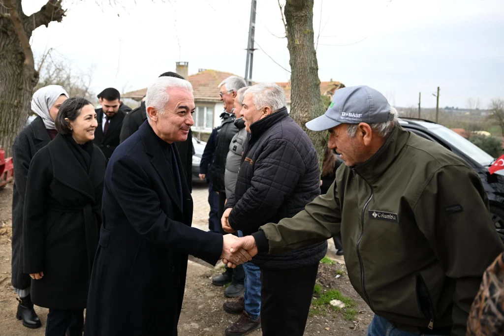 Kırklareli Valisi Uğur Turan, Pehlivanköy Kaymakamı Yunus Emre Yıldız ve kurum müdürleri ile birlikte köydeki altyapı ve yatırımları yerinde inceliyor.
