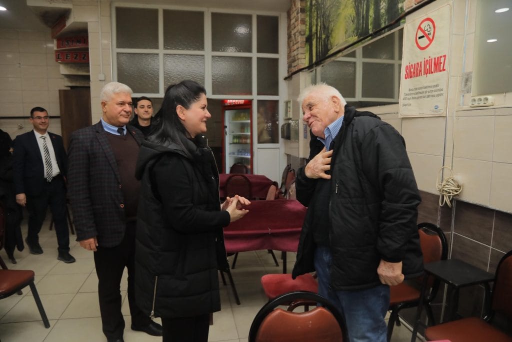 Edirne Belediyesi, Yıldırım Mahallesi'nde Halk Kasap ve Halk Ekmek şubelerini açtı. Vatandaşla buluşan yönetim, ucuz ve sağlıklı gıda hizmetini sokağın nabzını tutarak genişletiyor. Detaylar Trakyalife'ta.