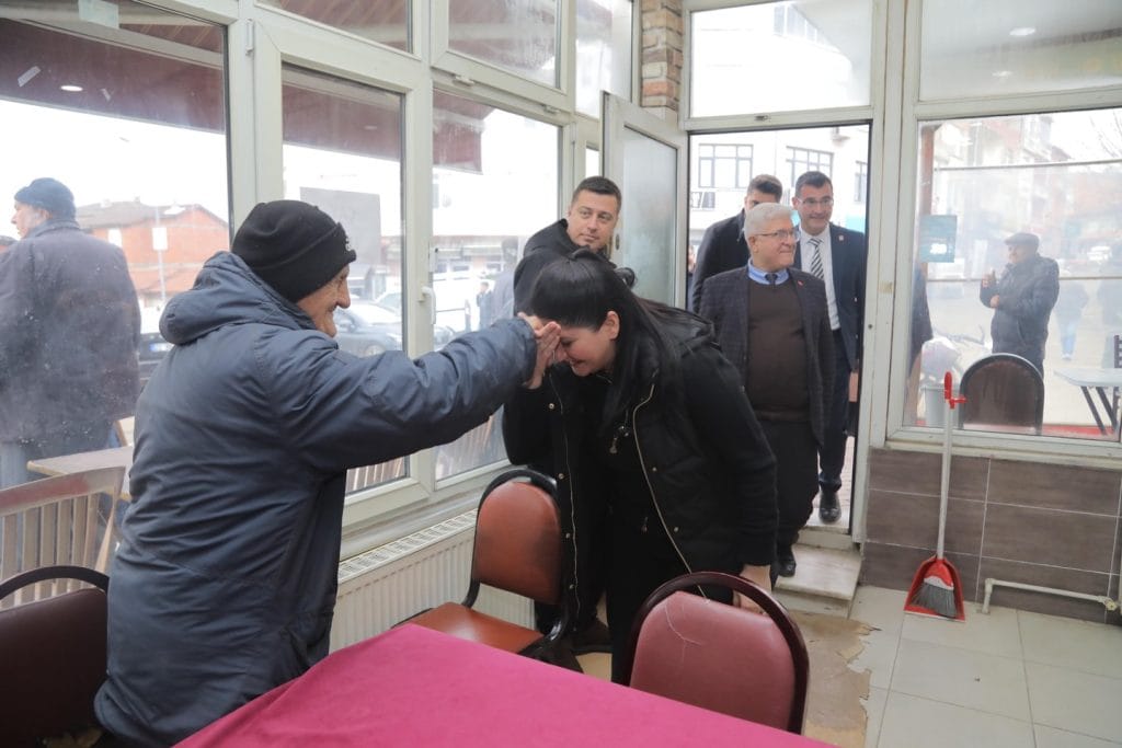 Edirne Belediyesi, Yıldırım Mahallesi'nde Halk Kasap ve Halk Ekmek şubelerini açtı. Vatandaşla buluşan yönetim, ucuz ve sağlıklı gıda hizmetini sokağın nabzını tutarak genişletiyor. Detaylar Trakyalife'ta.
