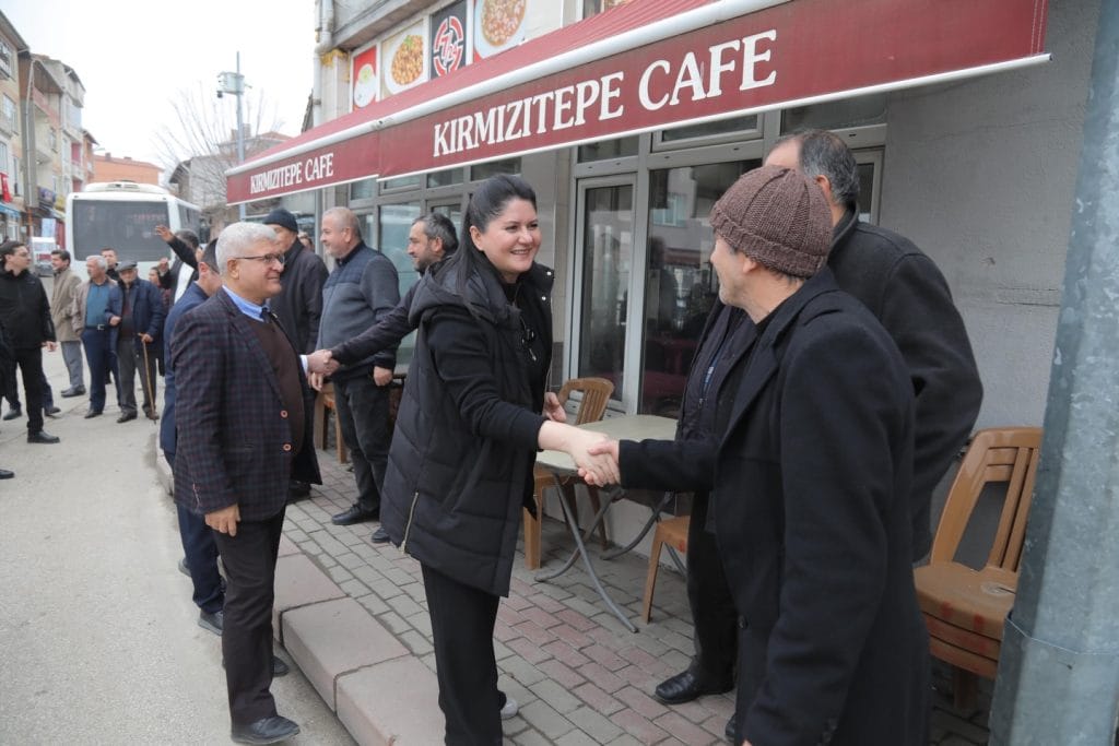 Edirne Belediyesi, Yıldırım Mahallesi'nde Halk Kasap ve Halk Ekmek şubelerini açtı. Vatandaşla buluşan yönetim, ucuz ve sağlıklı gıda hizmetini sokağın nabzını tutarak genişletiyor. Detaylar Trakyalife'ta.