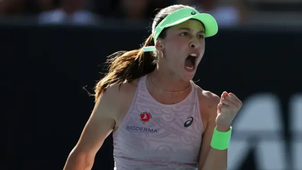 Avustralya Açık'ta tarih yazan Zeynep Sönmez, tek kadınlarda 2. tura yükselen ilk Türk sporcu oldu. Gençlik ve Spor Bakanlığı'ndan tebrik mesajı ve tarihi başarının tüm detayları Trakyalife'ta.