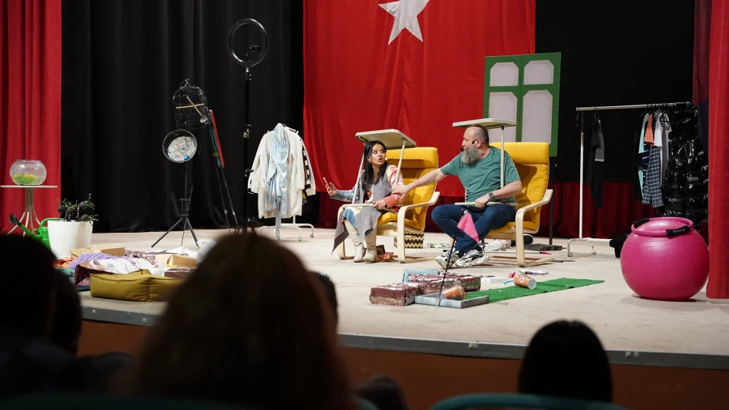 Çan'da sanat rüzgarı! Altay ve Özlem Karaaytu’nun sahnelediği "Hangisi Gerçek?" tiyatro gösterisi Çanlı sanatseverleri bir araya getirdi. Etkinlik detayları burada.
