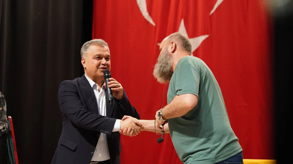 Çan'da sanat rüzgarı! Altay ve Özlem Karaaytu’nun sahnelediği "Hangisi Gerçek?" tiyatro gösterisi Çanlı sanatseverleri bir araya getirdi. Etkinlik detayları burada.