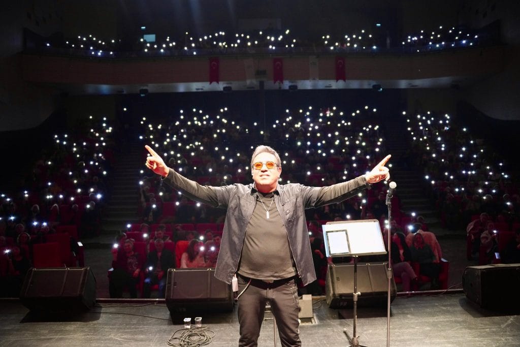 Çorlu Belediyesi tarafından düzenlenen Anadolu Rock anma gecesinde Ali Altay sahne aldı. Barış Manço ve Cem Karaca şarkılarıyla dolu gecenin detayları haberimizde.