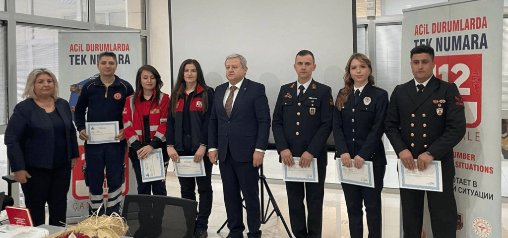 Çanakkale Vali Vekili Aydın Abak, 112 Acil Çağrı Hizmetleri 2026 yılı 1. toplantısını gerçekleştirdi. Asılsız ihbarlar ve hizmet kalitesinin artırılması masaya yatırıldı.