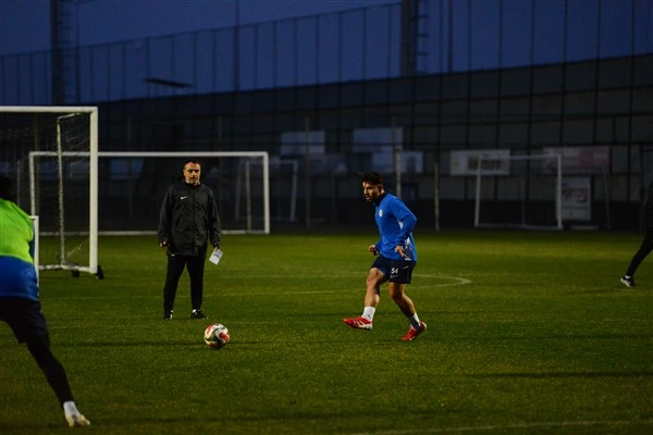 Çaykur Rizespor, Ziraat Türkiye Kupası maçı için sahaya indi. Beyoğlu Yeni Çarşı hazırlıkları Mehmet Cengiz Tesisleri'nde başladı. Recep Uçar yönetimindeki idmanın detayları burada.