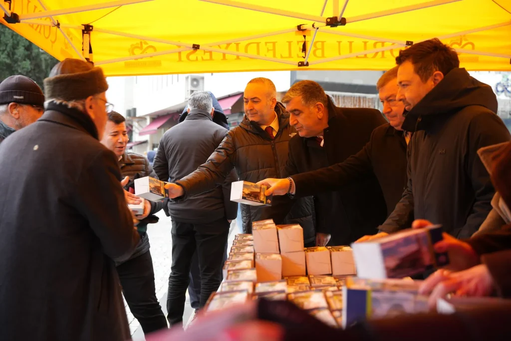 Çorlu Belediyesi tarafından düzenlenen kandil simidi ikramı, Berat Kandili’nde vatandaşlardan yoğun ilgi gördü.