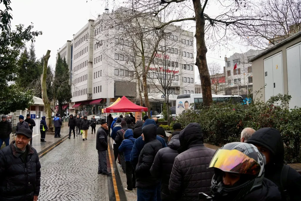 Berat Kandili münasebetiyle Çorlu Belediye Başkan Yardımcıları ve Meclis Üyeleri, Cumhuriyet Meydanı’nda hemşehrilerle bir araya geldi.