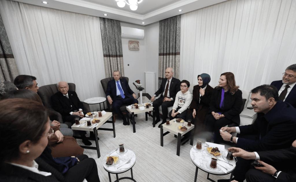 Cumhurbaşkanı Erdoğan, Osmaniye temasları kapsamında Hidayet Solak ailesine konuk oldu. TBMM Başkanı ve bakanların eşlik ettiği ziyarette sosyal hizmetlerin önemi vurgulandı.