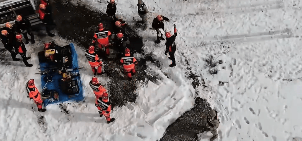 Erzurum kış tatbikatından genel bir görünüm ve tatbikata katılan ekipler.