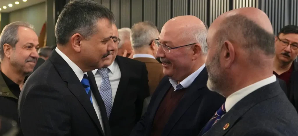 Siyasallılar Vakfı iftarında konuşan Mustafa Çiftçi, Mülkiye ruhunu "devlet aklı ve hizmet şuuru" olarak tanımladı. Mezunlar ve öğrencilerin buluştuğu geceden tüm detaylar.