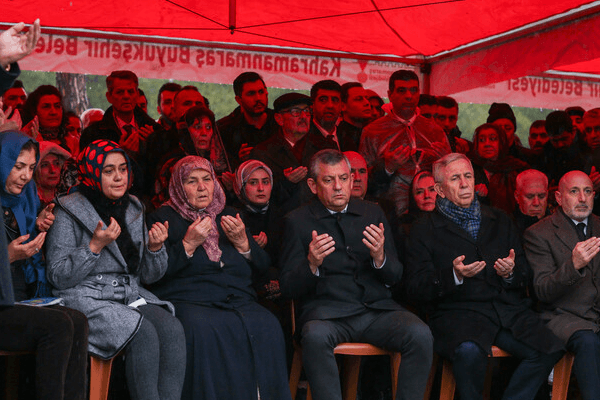 Özel’den Deprem Şehitliği’ne Anlamlı Ziyaret