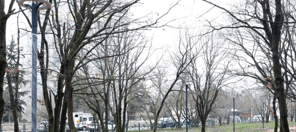 Kartaltepe aydınlatma projesi kapsamında alana dikilen modern dekoratif aydınlatma direkleri ve çevre düzenleme faaliyetleri.