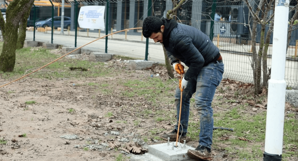 169 bin metrekarelik Kartaltepe Mesire Alanı'nın gece güvenliğini sağlayacak olan yüksek kapasiteli projektör direklerinin kurulum aşaması.