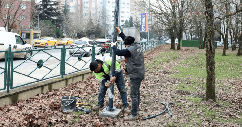Çerkezköy Kartaltepe Sosyal Alanı'nda tamamlanan aydınlatma çalışmaları sonrası gece görünümü ve ışıklandırılmış yürüyüş yolları