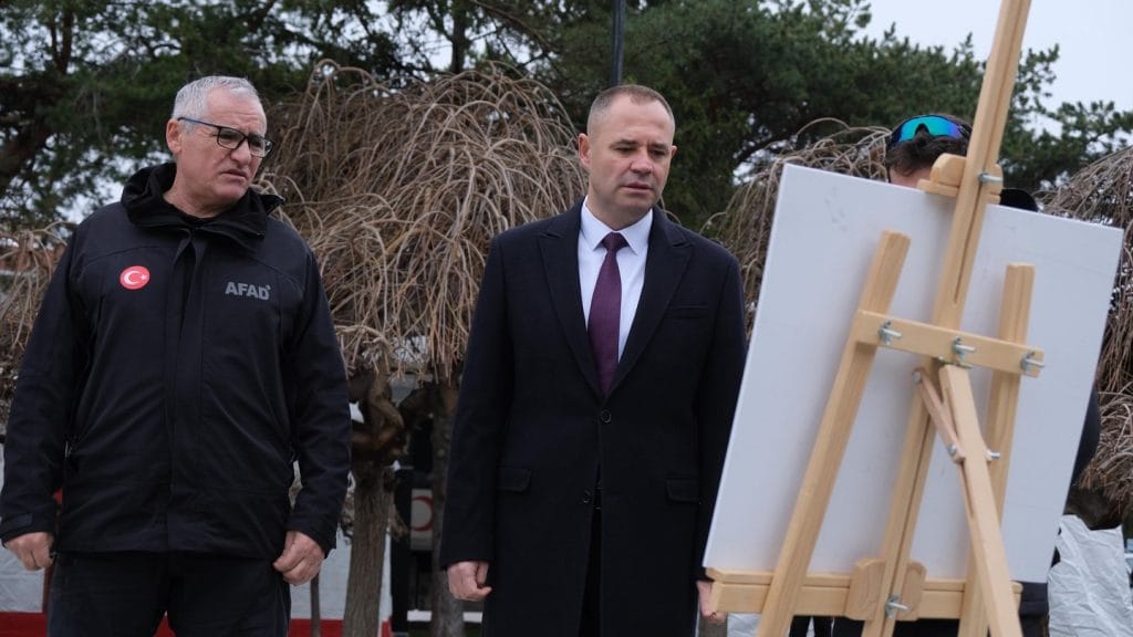 Kırklareli, 6 Şubat Asrın Felaketi’nin yıl dönümünde Özgürlük ve Demokrasi Meydanı’nda buluştu. AFAD farkındalık etkinliği, fotoğraf sergisi ve ekipman tanıtımı detayları haberimizde.