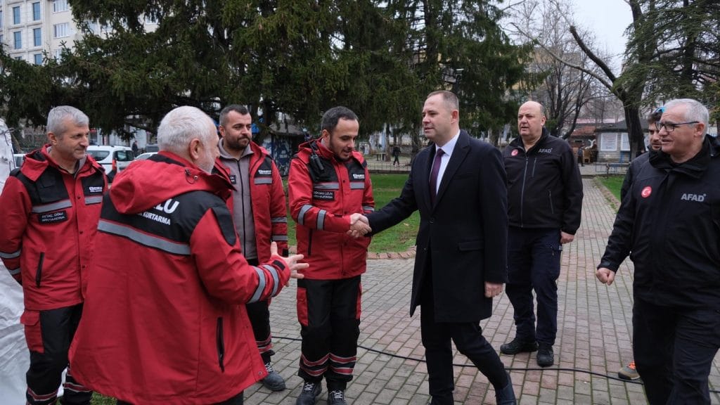 Kırklareli, 6 Şubat Asrın Felaketi’nin yıl dönümünde Özgürlük ve Demokrasi Meydanı’nda buluştu. AFAD farkındalık etkinliği, fotoğraf sergisi ve ekipman tanıtımı detayları haberimizde.
