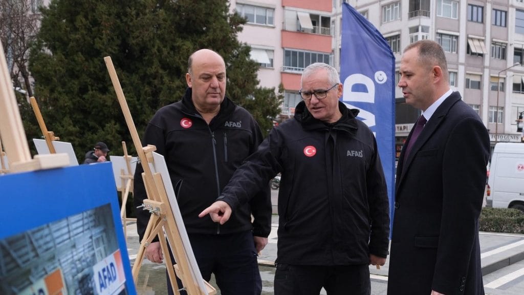 Kırklareli, 6 Şubat Asrın Felaketi’nin yıl dönümünde Özgürlük ve Demokrasi Meydanı’nda buluştu. AFAD farkındalık etkinliği, fotoğraf sergisi ve ekipman tanıtımı detayları haberimizde.