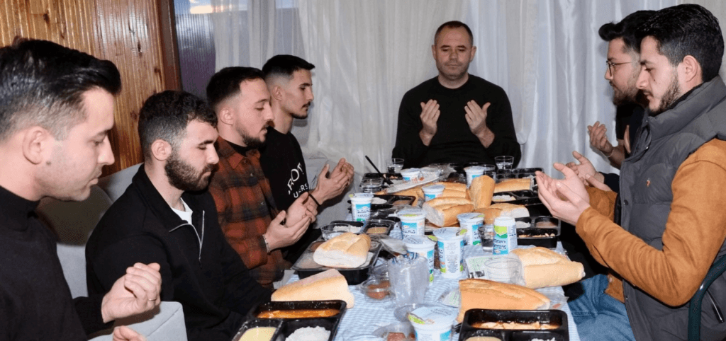 Kırklareli Belediye Başkanı, öğrenci evinde düzenlenen iftar programına katılarak gençlerin sofrasına konuk oldu. Samimi sohbette gelecek projeleri konuşuldu.