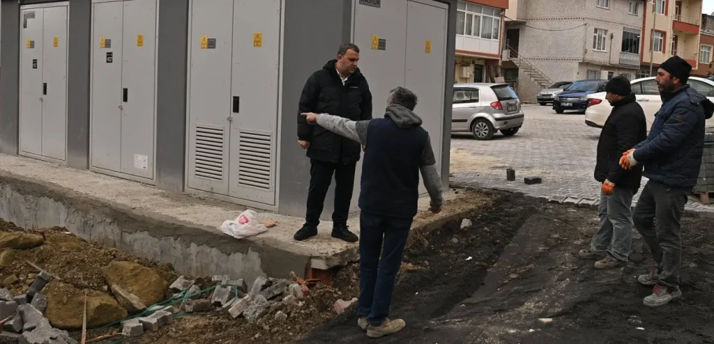 Süleymanpaşa Belediyesi ekipleri Çiftlikönü Mahallesi Gündoğan Sokak'ta kilit taş serimini tamamlıyor. Ramazan mesaisiyle yollar modern bir görünüme kavuşuyor.