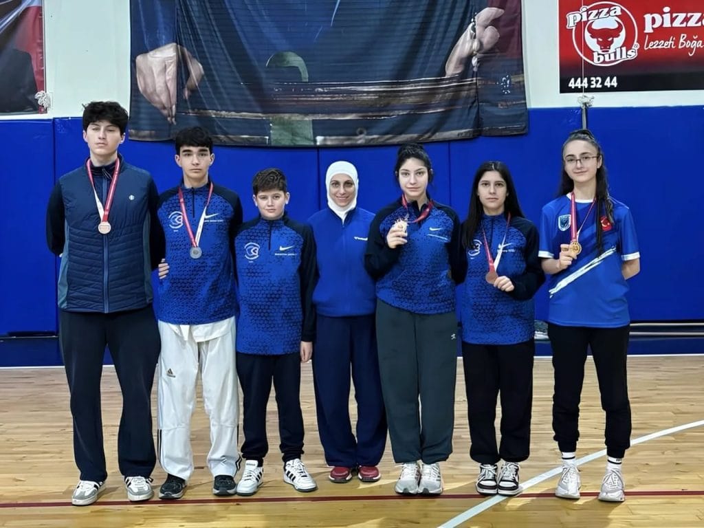 Çerkezköy Belediyesi sporcusu Zenan Azra Bektaş, Tekirdağ Taekwondo Şampiyonası'nda altın madalya kazandı. Genç sporcumuzun başarısı ve şampiyona detayları için tıklayın.