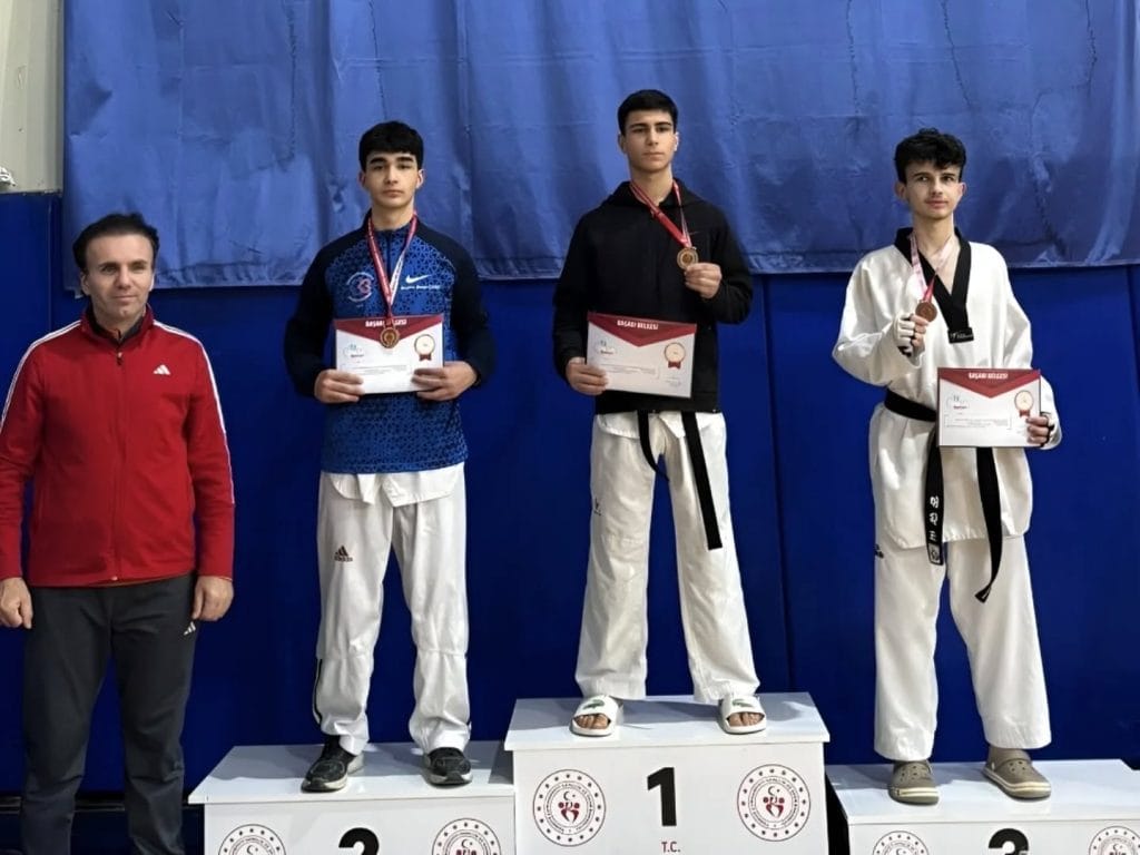 Çerkezköy Belediyesi sporcusu Zenan Azra Bektaş, Tekirdağ Taekwondo Şampiyonası'nda altın madalya kazandı. Genç sporcumuzun başarısı ve şampiyona detayları için tıklayın.