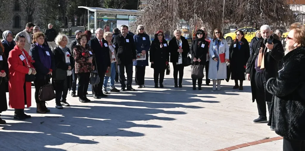 Süleymanpaşa Belediyesi ve TYSD gönüllüleri Tekirdağ'da saygı duruşunda.
